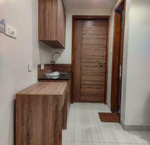 ホテル Rr Mount Elite Suites