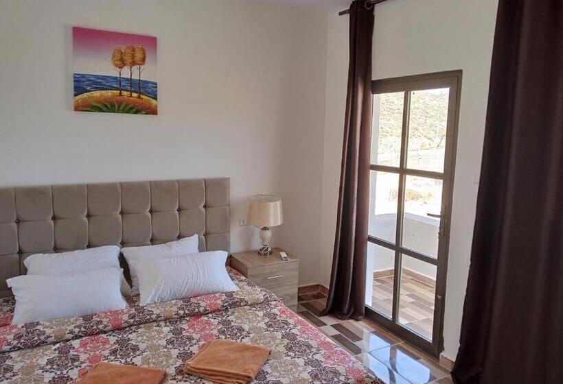 پانسیون The Stunning View