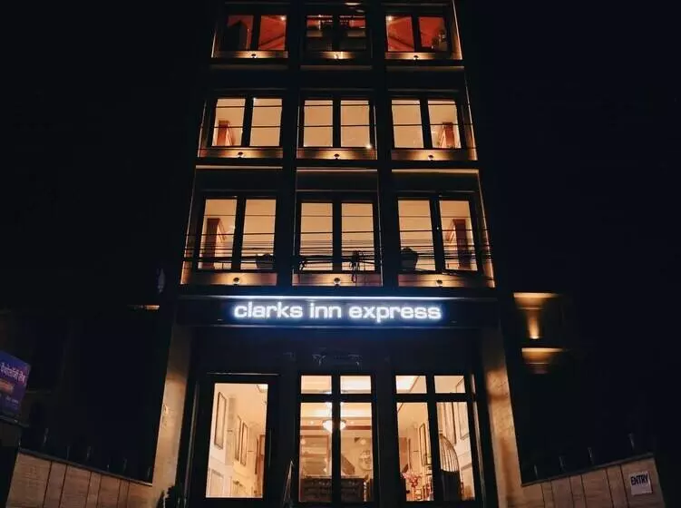 ホテル Clarks Inn Express , Dehradun