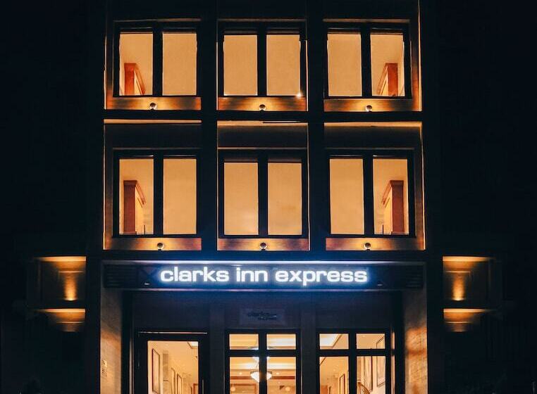 호텔 Clarks Inn Express , Dehradun