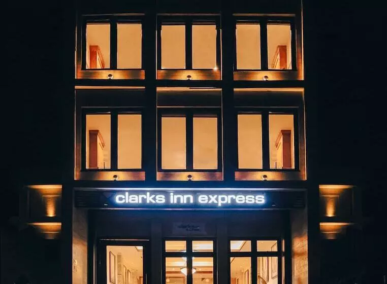 ホテル Clarks Inn Express , Dehradun