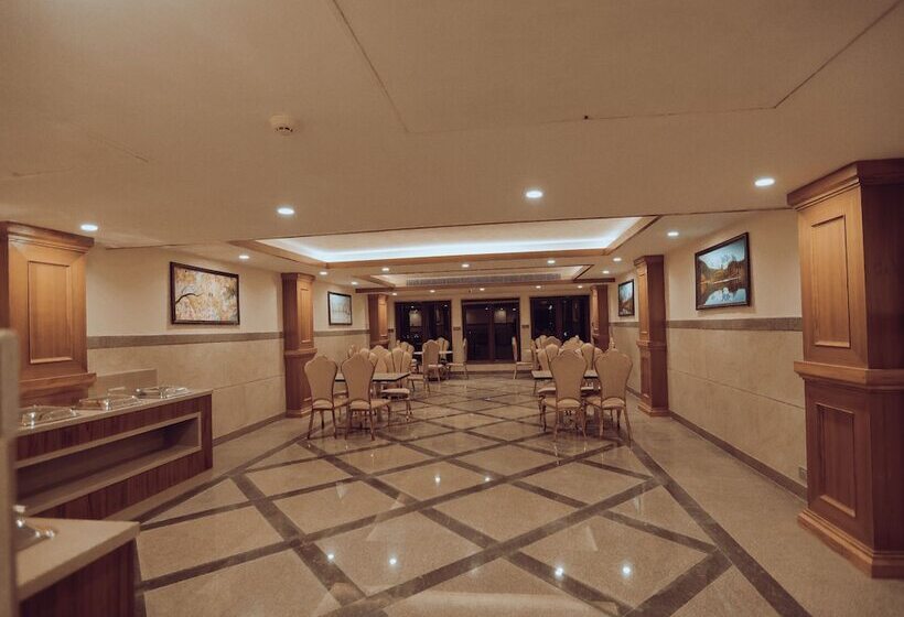 호텔 Clarks Inn Express , Dehradun