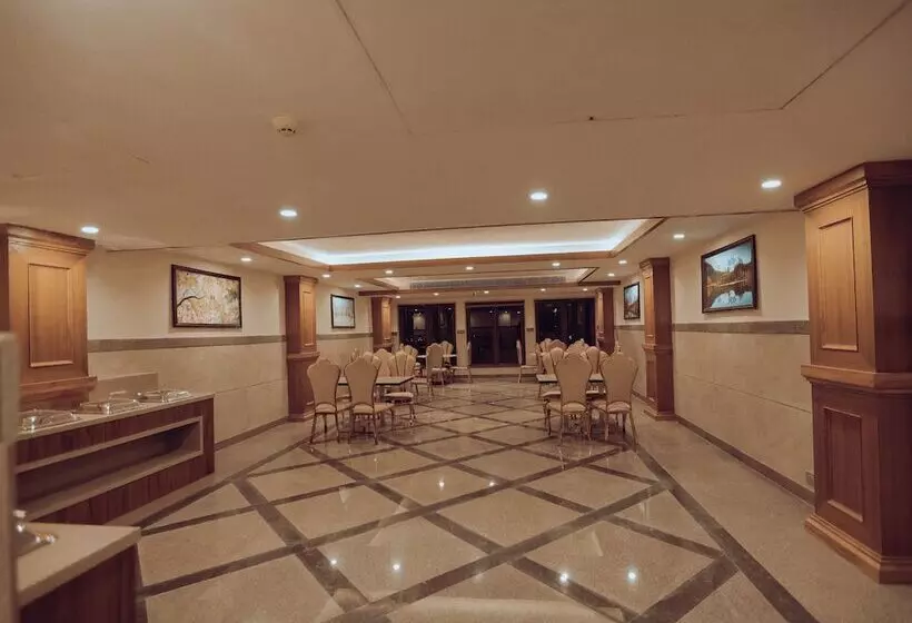 ホテル Clarks Inn Express , Dehradun