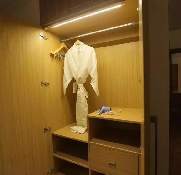 ホテル Clarks Inn Express , Dehradun