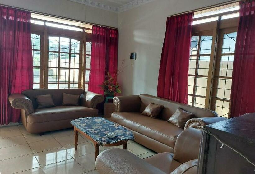 בית מלון כפרי Oyo 92041  Borneo