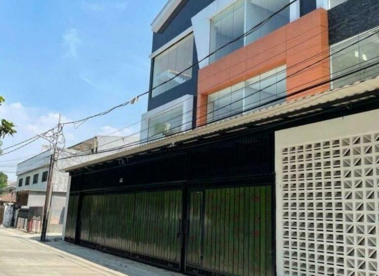 بنسيون Kost Pelangi