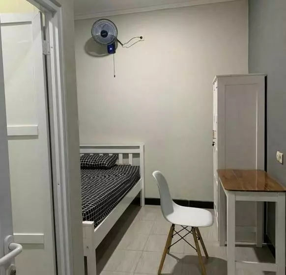 ペンション Kost Pelangi