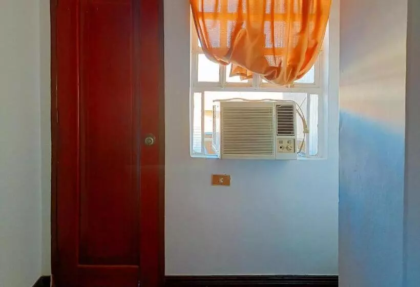 ホテル Elinas And Restaurant