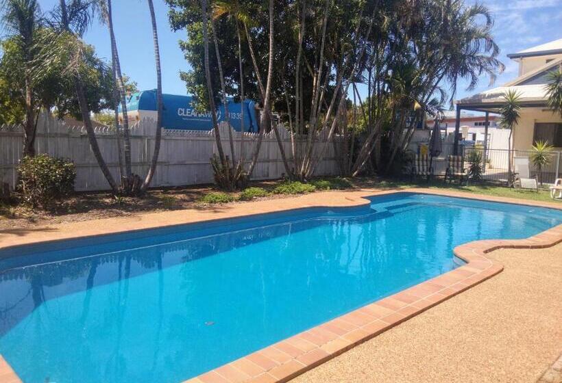 모텔 Bargara Beach Motor Inn Budget Accommodation Pet Friendly On Application
