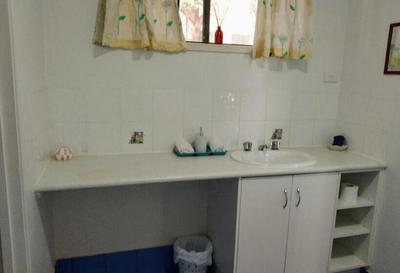 모텔 Bargara Beach Motor Inn Budget Accommodation Pet Friendly On Application