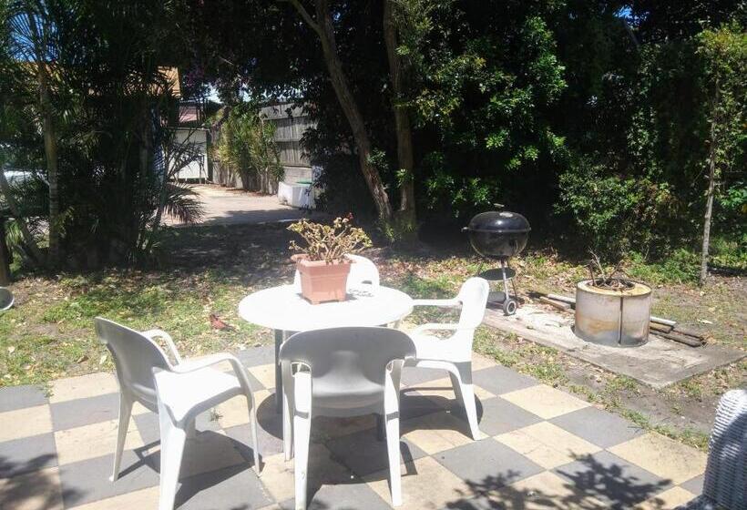 모텔 Bargara Beach Motor Inn Budget Accommodation Pet Friendly On Application