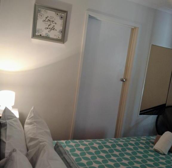 모텔 Bargara Beach Motor Inn Budget Accommodation Pet Friendly On Application