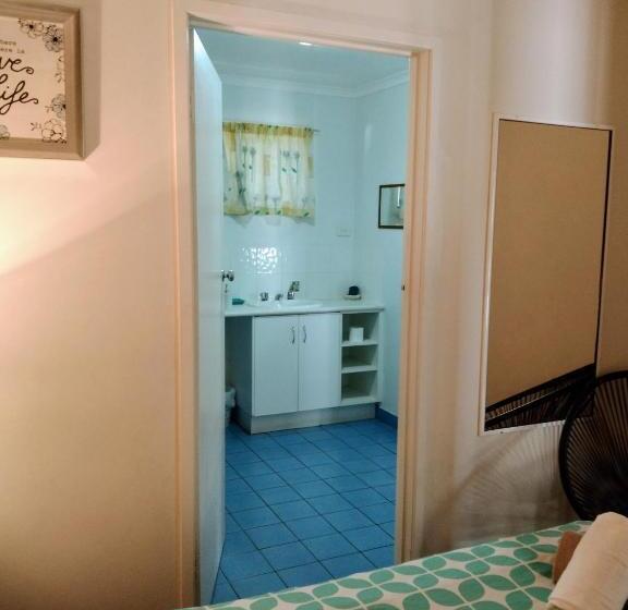 모텔 Bargara Beach Motor Inn Budget Accommodation Pet Friendly On Application