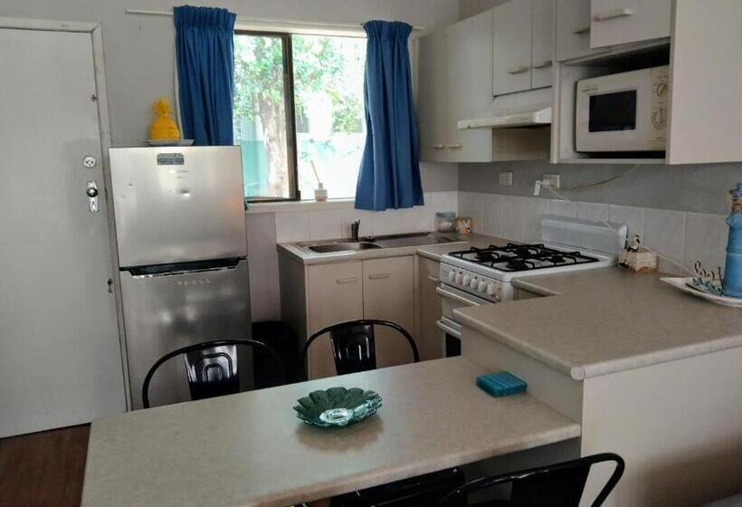 모텔 Bargara Beach Motor Inn Budget Accommodation Pet Friendly On Application