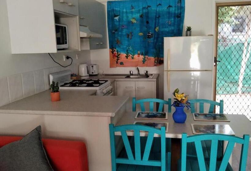 모텔 Bargara Beach Motor Inn Budget Accommodation Pet Friendly On Application