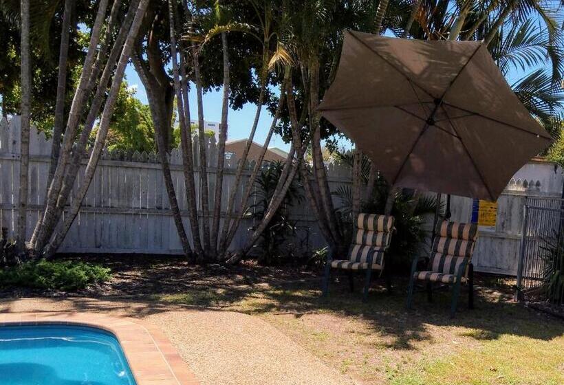 모텔 Bargara Beach Motor Inn Budget Accommodation Pet Friendly On Application