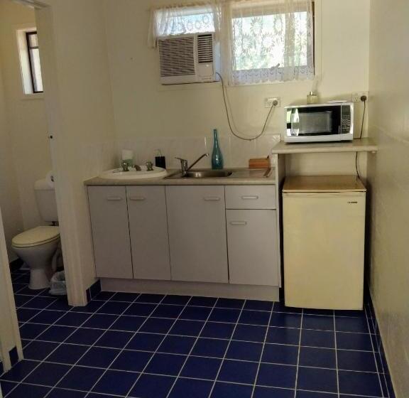 모텔 Bargara Beach Motor Inn Budget Accommodation Pet Friendly On Application