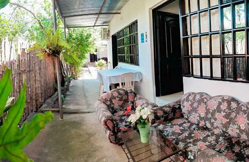 پانسیون Hostal Villa Del Río Las Brisas