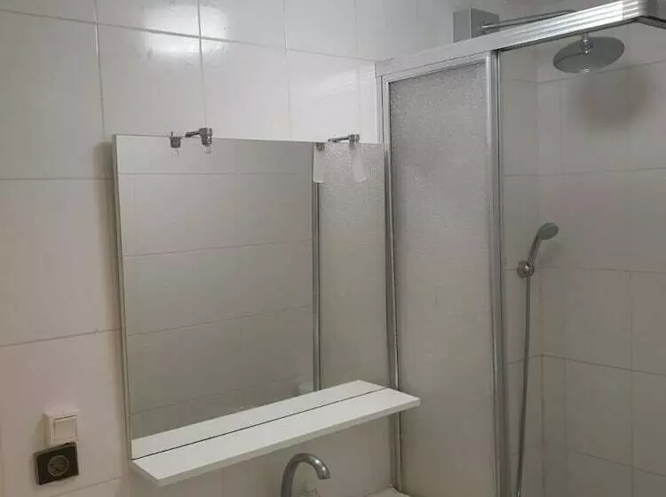 Retkeilymaja Tony House