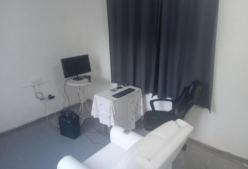 تختخواب و صبحانه Hostel Leonardo