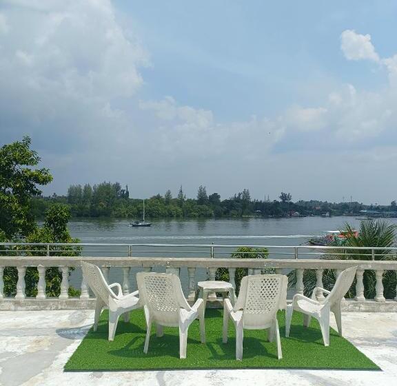 호텔 Funky Crab The River