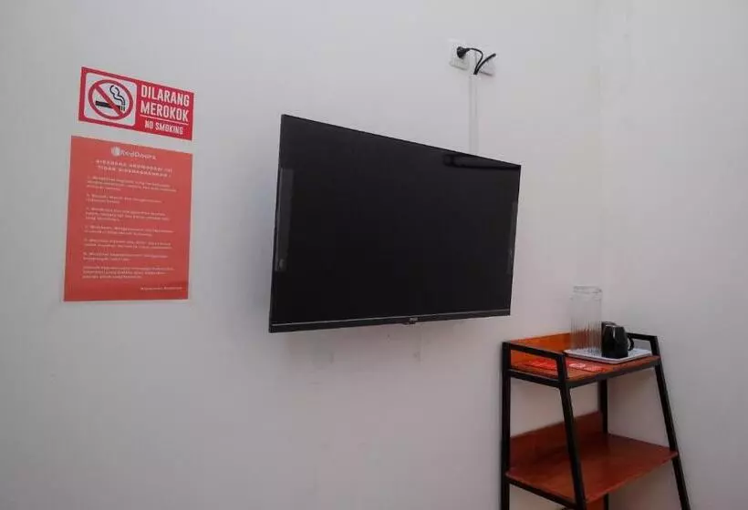 Hotelli Reddoorz Near Alun Alun Magelang 2
