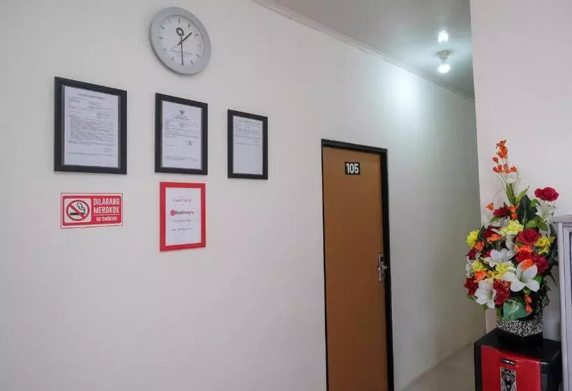 Hotelli Reddoorz Near Alun Alun Magelang 2