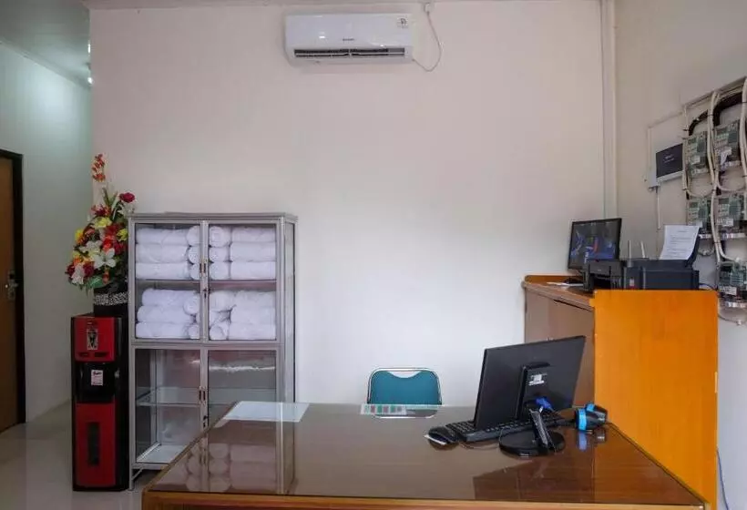 Hotelli Reddoorz Near Alun Alun Magelang 2