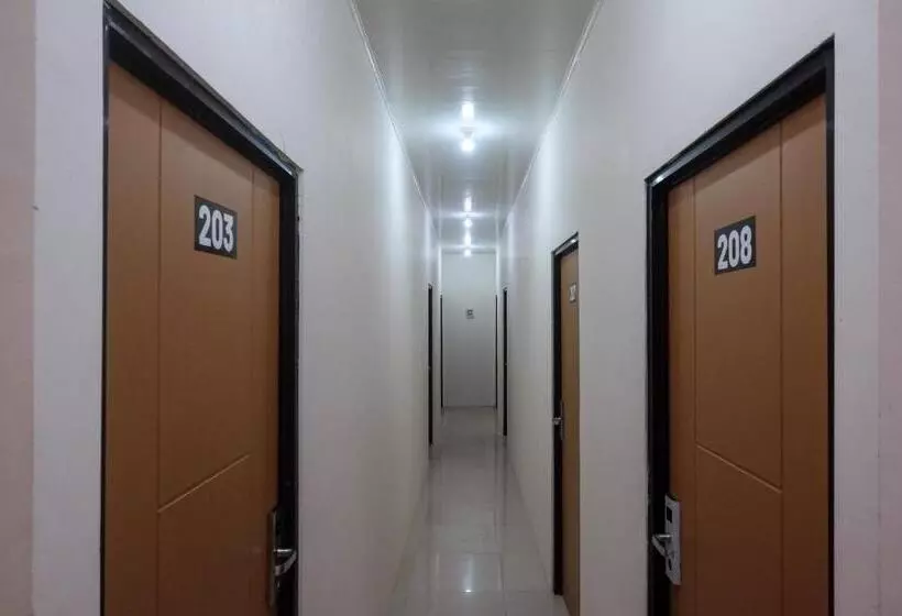 Hotelli Reddoorz Near Alun Alun Magelang 2