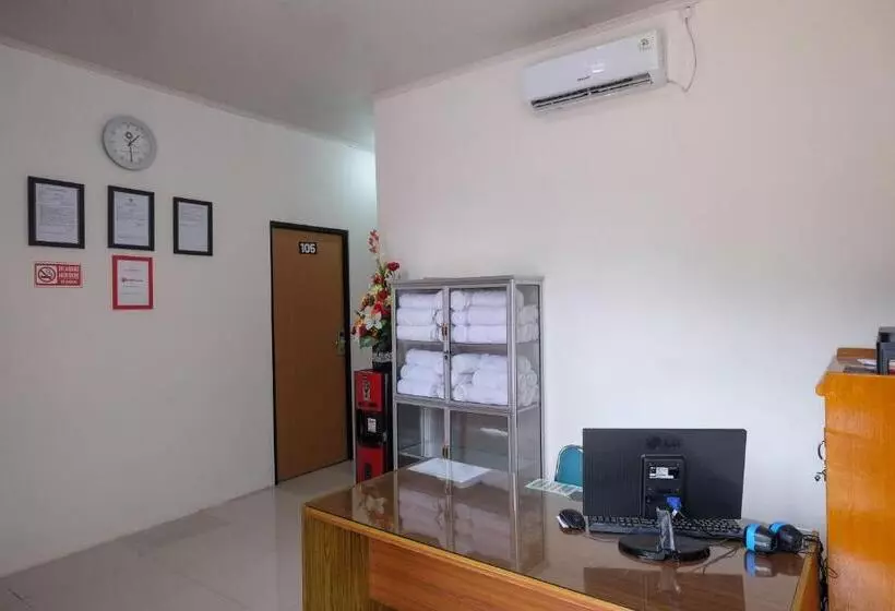 Hotelli Reddoorz Near Alun Alun Magelang 2