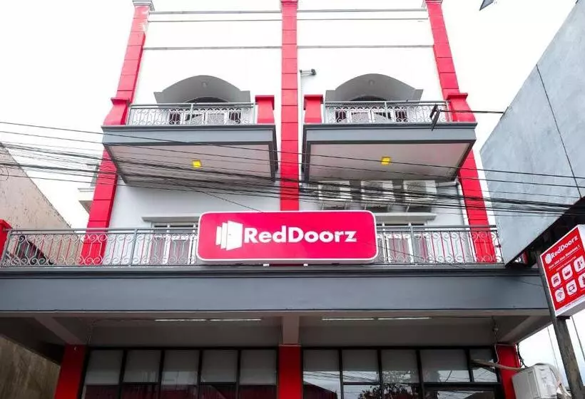 Hotelli Reddoorz Near Alun Alun Magelang 2