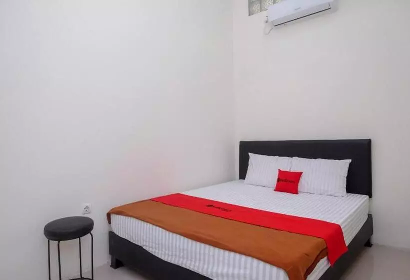 Hotelli Reddoorz Near Alun Alun Magelang 2