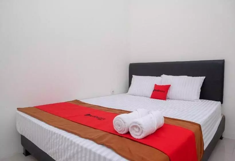 Hotelli Reddoorz Near Alun Alun Magelang 2