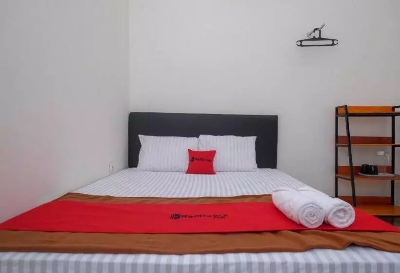 Hotelli Reddoorz Near Alun Alun Magelang 2