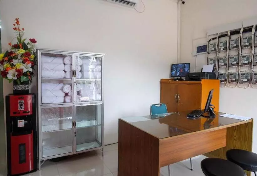 Hotelli Reddoorz Near Alun Alun Magelang 2