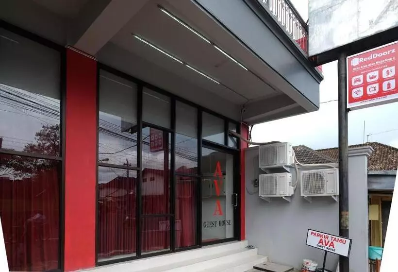 Hotelli Reddoorz Near Alun Alun Magelang 2