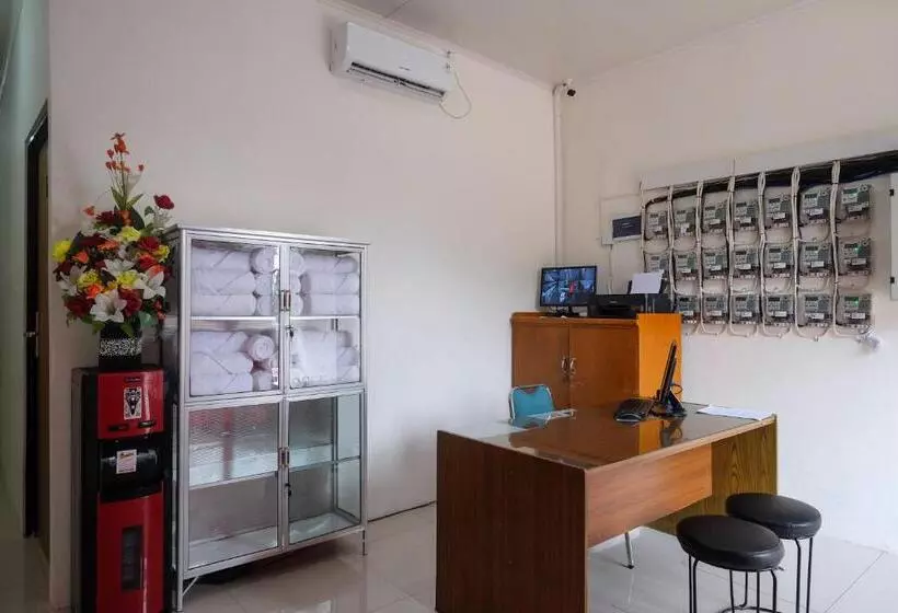 Hotelli Reddoorz Near Alun Alun Magelang 2