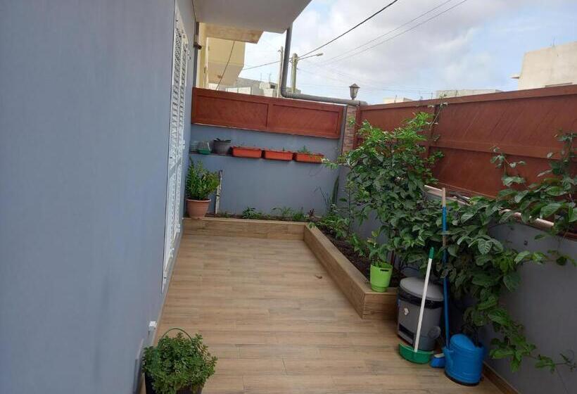 פנסיון Nifa House