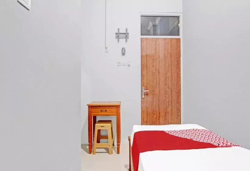 Hotelli Oyo 91960 Fariza House Syariah