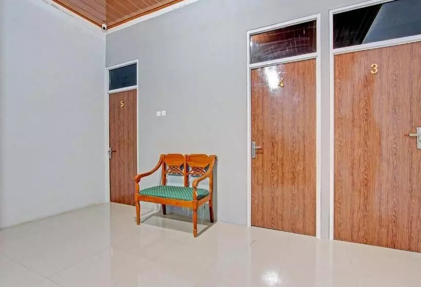 Hotelli Oyo 91960 Fariza House Syariah