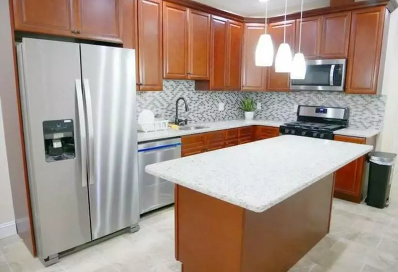 پانسیون Newly Renovated Guest Rooms Near Transportation
