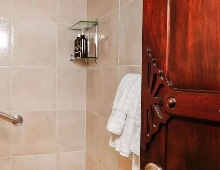 Uzhupud Garden Hotel & Lodge