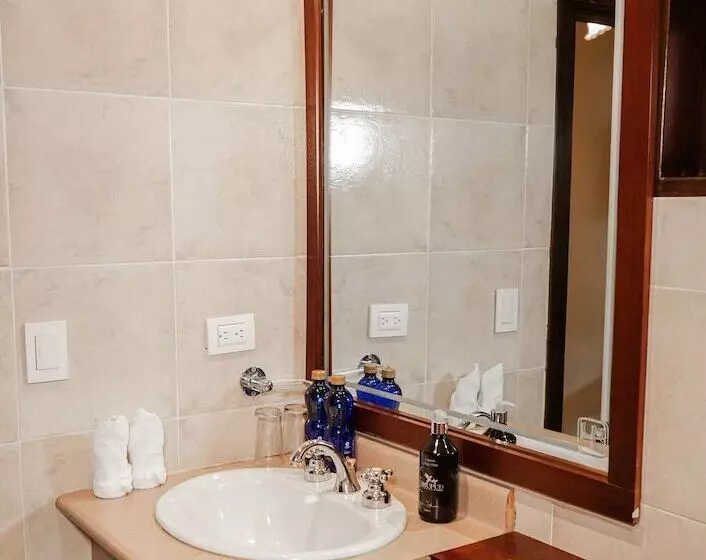 Uzhupud Garden Hotel & Lodge