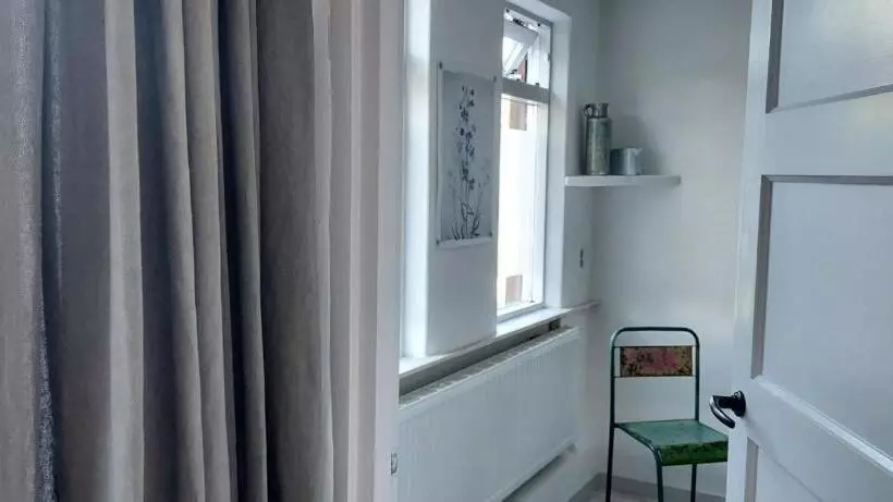تختخواب و صبحانه B En B Sluisje 1818