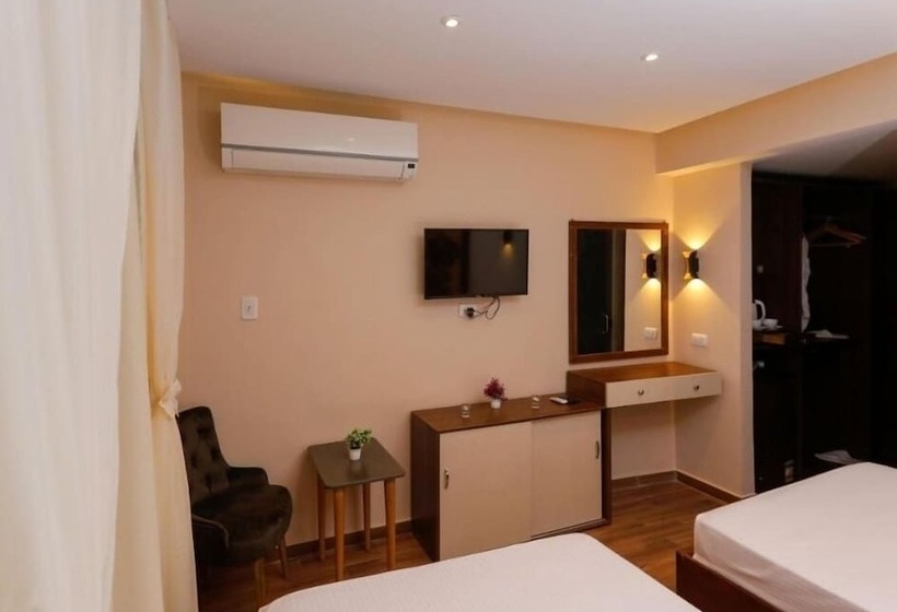 هتل Nine Pyramids View