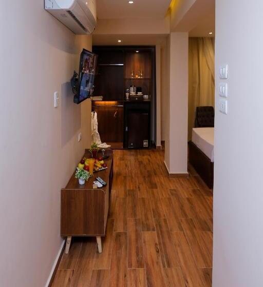 هتل Nine Pyramids View