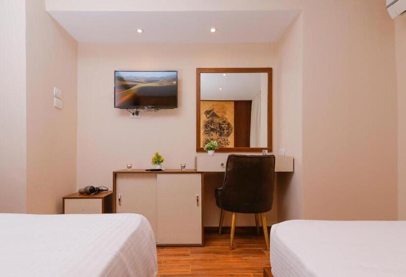 هتل Nine Pyramids View