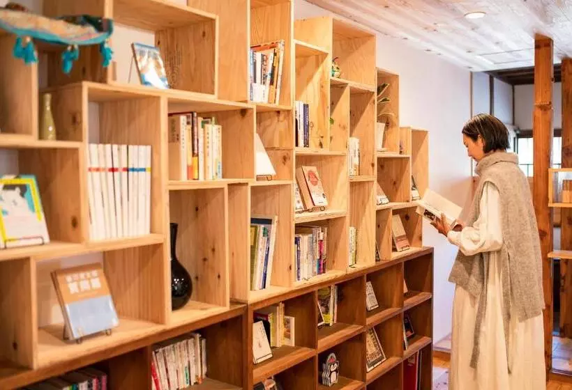 ペンション 深々 Books&stay シンシンブックスアンドステイ