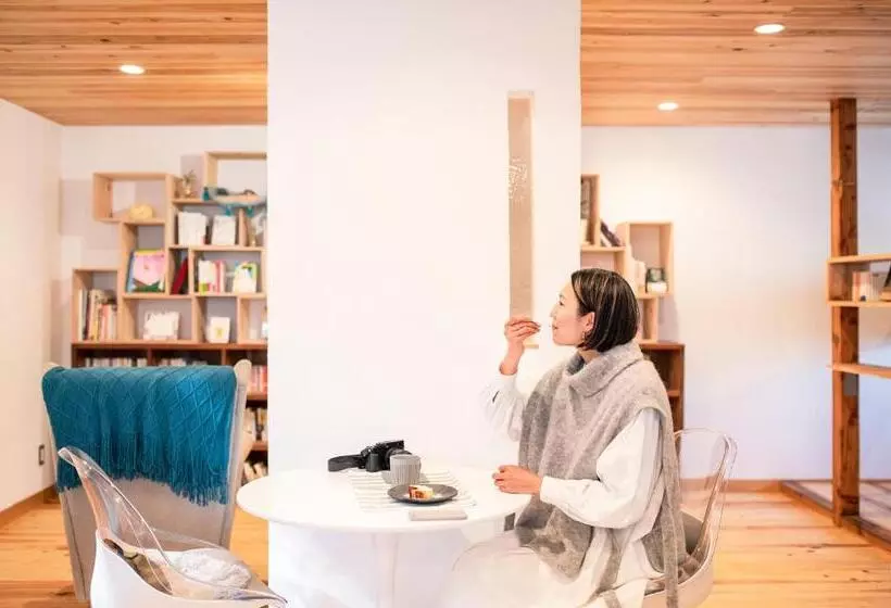 ペンション 深々 Books&stay シンシンブックスアンドステイ