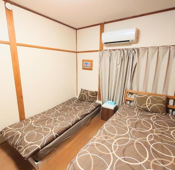 Season Guest House In Nishi Shinjuku 100 Square Meters, 4 Bedrooms, 2 Living Rooms